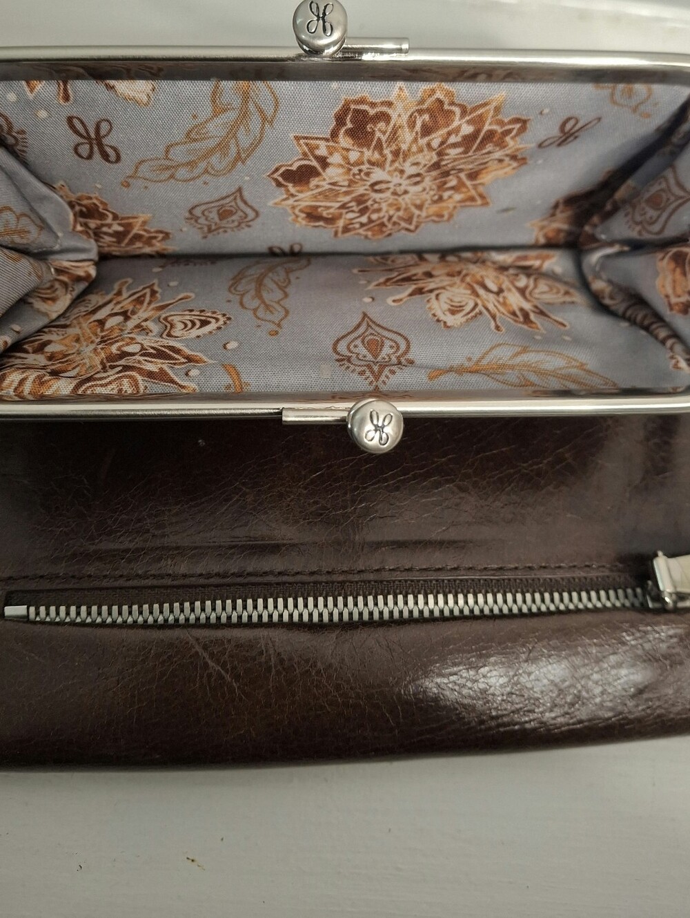 HOBO International Taupe Brown Shoulder Bag + Hobo Leather Kisslock Wallet Set - Picture 9 of 9
